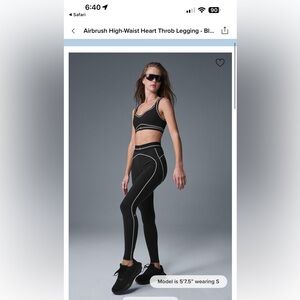 ALO Yoga Black Leggings with Sleek Design